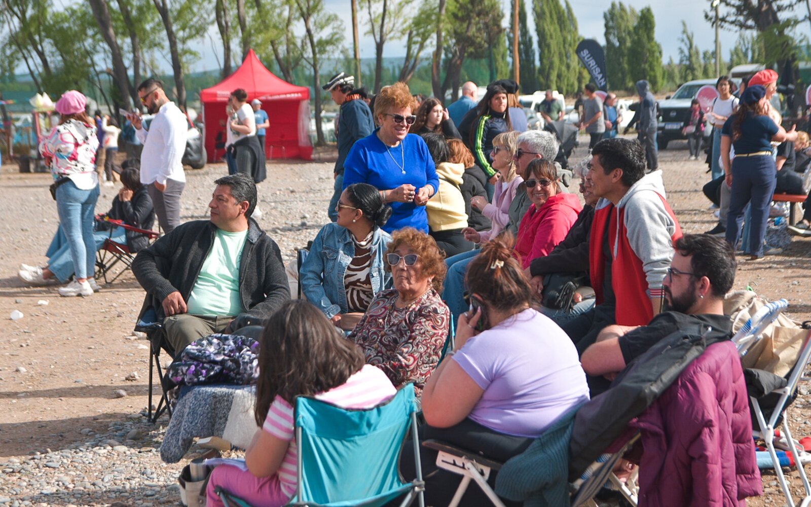 Familias disfrutando de la fiesta al aire libre