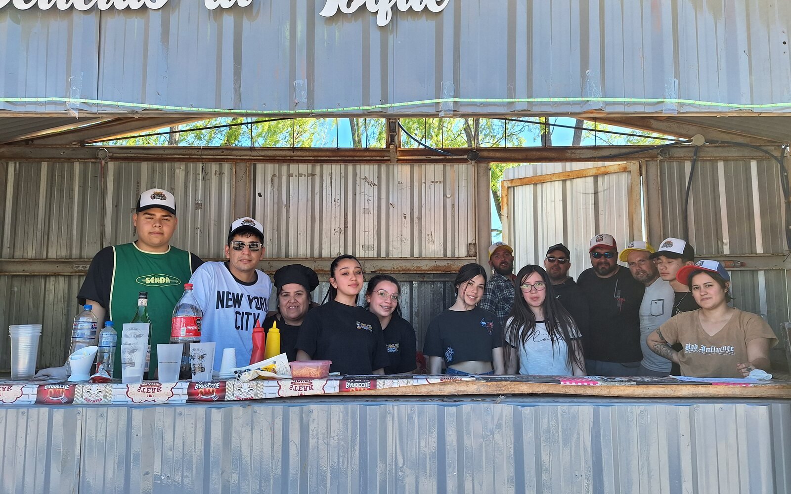 Jóvenes atendiendo un puesto gastronómico de la fiesta