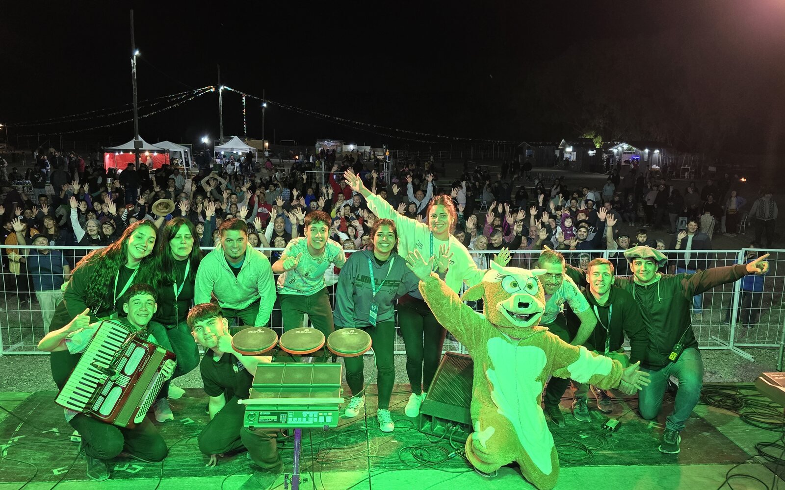 Artistas y público en el escenario durante el cierre nocturno